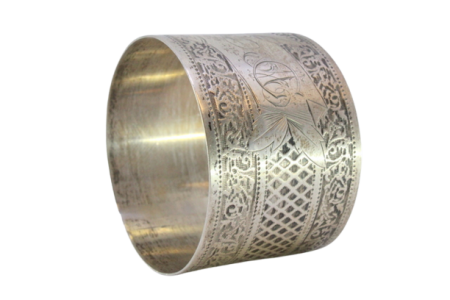  Argola de guardanapo em prata com motivos florais gravados e frisos envolvendo cartela para monograma.